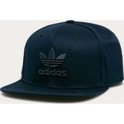 Adidas Originals - Czapka. Niebieskie czapki męskie adidas Originals, z aplikacjami, z bawełny. Za 99,90 zł.