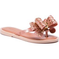Japonki MELISSA - Flip Flop Sweet Ad 32447 Pink/Beige 51430. Różowe klapki damskie Melissa, z aplikacjami, z tworzywa sztucznego, bez obcasa, na obcasie. W wyprzedaży za 189,00 zł.