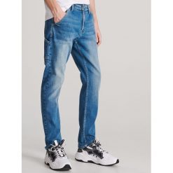 Jeansowe spodnie slim - Niebieski. Niebieskie spodnie męskie Reserved, m, z jeansu. W wyprzedaży za 59,99 zł.