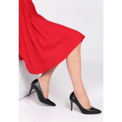 Czarne Szpilki Mirth. Czarne szpilki Born2be, bez wzorów, ze skóry, eleganckie, ze szpiczastym noskiem, bez obcasa, na szpilce, bez zapięcia. Za 89,99 zł.