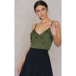 Josefin Ekström for NA-KD Kopertowy top na ramiączkach z falbanką - Green. Zielone topy damskie Josefin Ekström for NA-KD, m, bez wzorów, z wiskozy, z falbankami. Za 100,95 zł.