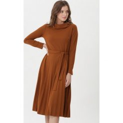 Brązowa Sukienka Riona. Pomarańczowe sukienki damskie Born2be, na co dzień, s, w paski, z tkaniny, eleganckie, ze stójką, z długim rękawem, długie, midi, rozkloszowane. Za 89,99 zł.