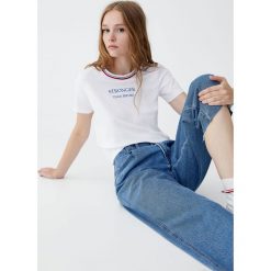Koszulka z napisem i obszyciem. Białe bluzki damskie marki Pull&Bear, z napisami, z krótkim rękawem. Za 39,90 zł.