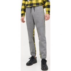 Joggery z wewnętrznymi lampasami - Szary. Szare spodnie męskie Cropp, s, bez wzorów. Za 119,99 zł.