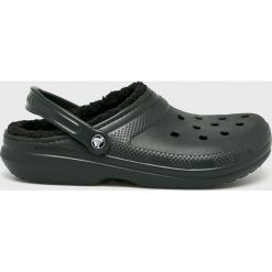 Crocs - Klapki. Szare kapcie męskie Crocs, z gumy. W wyprzedaży za 179,90 zł.