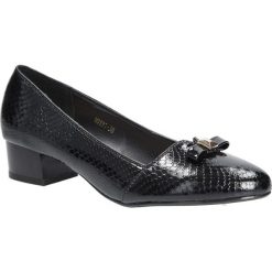 Czarne czółenka na niskim obcasie z kokardą Sergio Leone 10191. Czarne buty ślubne damskie marki Sergio Leone, na niskim obcasie. Za 59,99 zł.