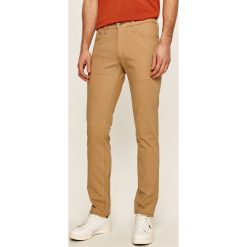 Levi's - Spodnie. Czerwone spodnie męskie Levi's®, na co dzień, s, bez wzorów, z elastanu. W wyprzedaży za 199,90 zł.