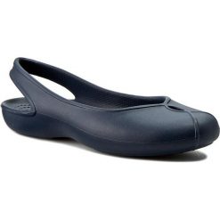Sandały CROCS - Olivia II Flat W 202826 Navy. Niebieskie klapki damskie Crocs, bez wzorów, z tworzywa sztucznego, bez obcasa. Za 129,00 zł.