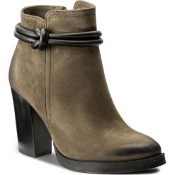 Botki CARINII - B4040 I43-E50-POL-B77. Zielone buty zimowe damskie Carinii, z nubiku, na obcasie. W wyprzedaży za 259,00 zł.