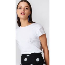 NA-KD T-shirt z błyszczącym zdobieniem z przodu - White. Białe t-shirty damskie NA-KD. W wyprzedaży za 18,29 zł.