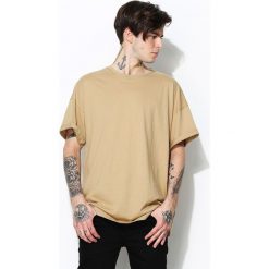 Beżowa Koszulka Stay Woke. Brązowe t-shirty męskie Born2be, s, z aplikacjami, bez kołnierzyka, z krótkim rękawem, krótkie. Za 69,99 zł.