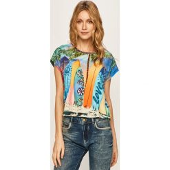 Desigual - T-shirt. Bluzki damskie Desigual, s, z aplikacjami, z bawełny, casualowe, z okrągłym kołnierzem, z krótkim rękawem. W wyprzedaży za 159,90 zł.