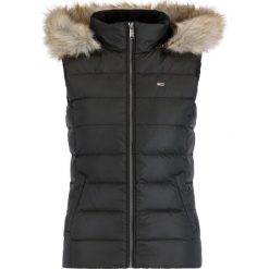 Kamizelka Tommy Jeans Essential DW0DW06819. Czarne kamizelki damskie Tommy Jeans, s, bez wzorów, z poliesteru, bez kaptura. W wyprzedaży za 559,00 zł.
