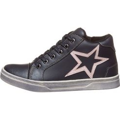 Skórzane sneakersy w kolorze granatowym. Niebieskie trampki dziewczęce Lamino Shoes, z aplikacjami, z materiału, na sznurówki. W wyprzedaży za 149,95 zł.