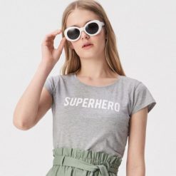 Krótki t-shirt z hasłem - Jasny szary. Szare t-shirty damskie Sinsay, s, bez wzorów, bez kołnierzyka. Za 7,99 zł.