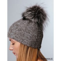 Czapka z naturalnym futerkiem. Szare czapki zimowe damskie Pakamera. Za 195,00 zł.