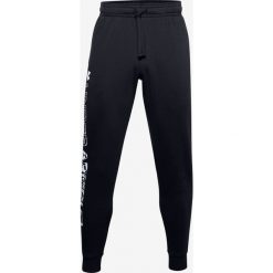 Under Armour Rival Fleece Graphic Spodnie dresowe Czarny. Czarne spodnie męskie Under Armour, na imprezę, xxl, bez wzorów, z bawełny. Za 257,95 zł.