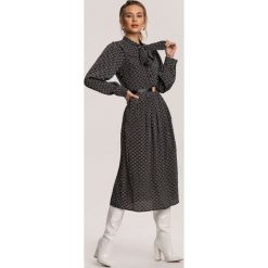 Czarna Sukienka Arastea. Czarne sukienki damskie Renee, s, bez wzorów, bez kołnierzyka, bez rękawów, midi. Za 219,99 zł.