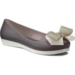 Baleriny SCA'VIOLA - 871 Grey. Szare baleriny damskie Sca'viola, bez wzorów, z tworzywa sztucznego, klasyczne, bez obcasa, na płaskiej podeszwie. W wyprzedaży za 119,00 zł.