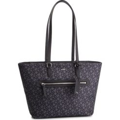 Torebka DKNY - R84AF398 Bk Logo-Bk XLB. Czarne torebki klasyczne damskie marki DKNY, bez wzorów, ze skóry ekologicznej, klasyczne, duże, bez dodatków. Za 499,00 zł.