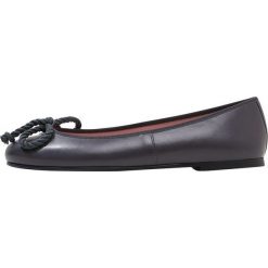 Pretty Ballerinas Baleriny black. Czarne baleriny damskie marki Pretty Ballerinas, bez wzorów, ze skóry, klasyczne, bez obcasa. Za 559,00 zł.