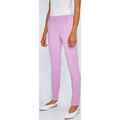 Answear - Spodnie Violet Kiss. Fioletowe spodnie damskie ANSWEAR, s, z elastanu. W wyprzedaży za 139,90 zł.