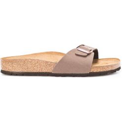 Birkenstock - Klapki. Pomarańczowe klapki damskie Birkenstock, bez wzorów, ze skóry, bez obcasa. W wyprzedaży za 199,90 zł.