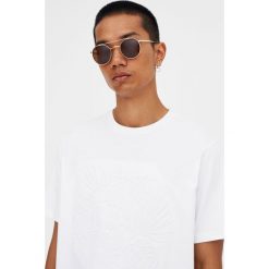 Koszulka z wypukłą czaszką w tropikalnym stylu. Czarne koszulki męskie Pull&Bear, m, bez wzorów, bez kołnierzyka, z krótkim rękawem, krótkie. Za 59,90 zł.