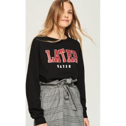 Sportowa bluza z nadrukiem - Czarny. Czarne bluzy rozpinane damskie Sinsay, l, z nadrukiem. Za 39,99 zł.