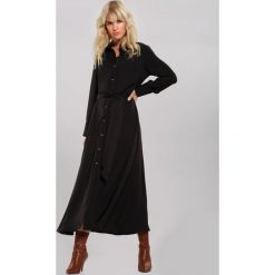 Czarna Sukienka Forsooth. Czarne sukienki damskie Renee, s, w paski, z tkaniny, eleganckie, z klasycznym kołnierzykiem, z długim rękawem, długie, maxi, rozkloszowane. Za 129,99 zł.