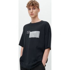 T-shirt z napisem i naszywką -. T-shirty męskie Reserved, s, z aplikacjami, bez kołnierzyka. Za 79,99 zł.
