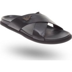Czarne skórzane klapki Emporio Armani. Czarne kapcie męskie z aplikacjami, ze skóry. Za 1469,00 zł.