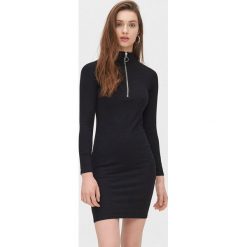 Sukienka mini z wysoką stójką - Czarny. Czarne sukienki damskie Cropp, s, bez wzorów, ze stójką, bez rękawów, mini. W wyprzedaży za 48,99 zł.