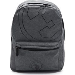 Plecak w kolorze szarym - (S)33 x (W)45 x (G)16 cm. Szare plecaki damskie marki U.S. Polo, w paski, z materiału. W wyprzedaży za 119,95 zł.