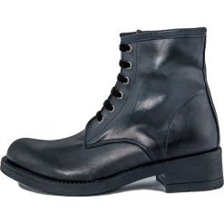 Skórzane botki w kolorze granatowym. Niebieskie botki damskie Eye, na sznurówki. W wyprzedaży za 299,95 zł.