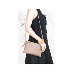 Nodo bag "S" ciemnobeżowa kopertówka z paskiem na ramię. Brązowe kopertówki damskie marki Hairoo, w paski, klasyczne, na ramię. Za 110,00 zł.
