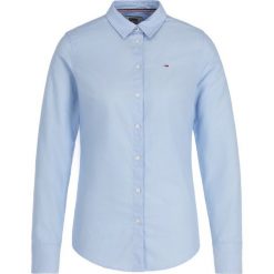 Koszula Tommy Jeans DW0DW06820. Niebieskie bluzki damskie Tommy Jeans, xs, bez wzorów, z jeansu, bez kołnierzyka, bez rękawów. W wyprzedaży za 249,00 zł.