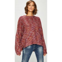 Answear - Sweter. Czerwone swetry damskie ANSWEAR, uniwersalny, bez wzorów, z poliesteru, bez rękawów, długie, bez kaptura. W wyprzedaży za 129,90 zł.