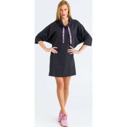 SUKIENKA ARMANI EXCHANGE. Czarne sukienki damskie Armani Exchange, na imprezę, xs, z nadrukiem, z bawełny, bez kołnierzyka, bez rękawów, mini. Za 469,00 zł.