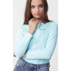 Jasnoniebieska Bluzka Tammy. Niebieskie bluzki damskie Born2be, xl, z aplikacjami, z dzianiny, klasyczne, z okrągłym kołnierzem, z długim rękawem. Za 29,99 zł.