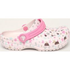 Crocs - Klapki dziecięce. Różowe sandały dziewczęce Crocs, z gumy, bez zapięcia. W wyprzedaży za 99,90 zł.