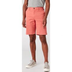 Wrangler Szorty Czerwony Pomarańczowy. Czerwone spodenki i szorty męskie Wrangler, bez wzorów, z elastanu. Za 257,95 zł.