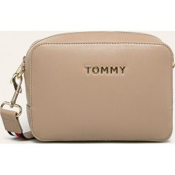Tommy Hilfiger - Torebka. Brązowe listonoszki damskie TOMMY HILFIGER, w paski, ze skóry ekologicznej, na ramię, małe, z aplikacjami. Za 399,90 zł.
