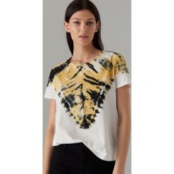 Bawełniana koszulka z motywem tie-dye - Żółty. Żółte koszulki damskie Mohito, s, bez wzorów, z bawełny, bez kołnierzyka. Za 59,99 zł.