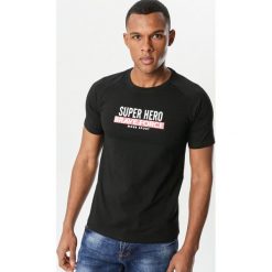 Czarna Koszulka Scalzitti. Czarne koszulki męskie Born2be, xl, z napisami, z jeansu, z okrągłym kołnierzem, z krótkim rękawem, krótkie. Za 49,99 zł.