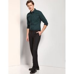 Koszula długi rękaw męska slim fit. Niebieskie koszule męskie Top Secret, na lato, m, bez wzorów, z bawełny, klasyczne, z klasycznym kołnierzykiem, z długim rękawem. W wyprzedaży za 64,99 zł.