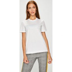 Calvin Klein Jeans - Top. Białe topy damskie marki Calvin Klein Jeans, s, z nadrukiem, z bawełny, z okrągłym kołnierzem. W wyprzedaży za 139,90 zł.