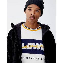 Bluza z aplikacją z napisem z frotte. Białe bluzy męskie Pull&Bear, m, z aplikacjami, bez kołnierzyka, bez rękawów, bez kaptura. Za 99,90 zł.