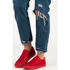 CZERWONE TRAMPKI Z KRYSZTAŁKAMI. Czerwone buty sportowe damskie SPORT, bez wzorów, bez zapięcia. Za 40,90 zł.
