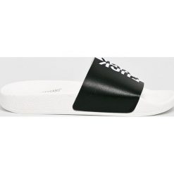 TheWhiteBrand - Klapki. Białe klapki damskie TheWhiteBrand, bez wzorów, ze skóry, bez obcasa, na obcasie. W wyprzedaży za 79,90 zł.